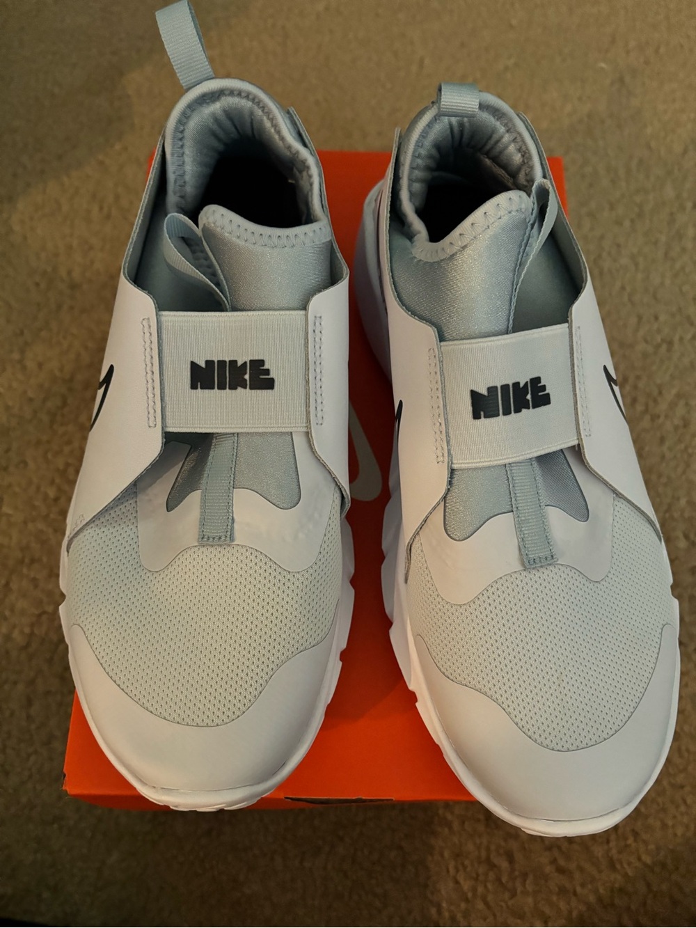 Nike boys Flex Run 2 (GS) sneaker in size 7.  White with gray